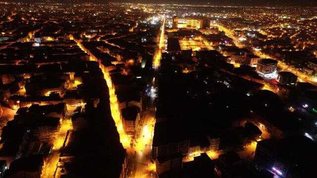 DEPREMİN YAŞANDIĞI MALATYA'YI, SOKAK IŞIKLARI AYDINLATTI