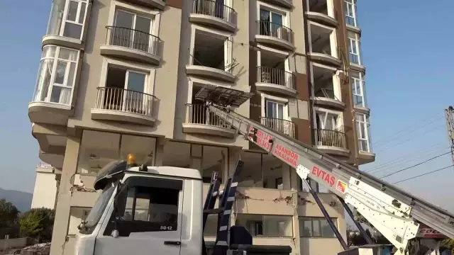 Deprem bölgesinde büyük risk! Ölümü göze alıp, hasarlı binalardan eşya taşıyorlar