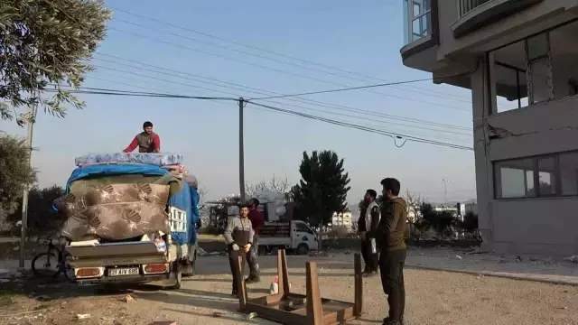 Deprem bölgesinde büyük risk! Ölümü göze alıp, hasarlı binalardan eşya taşıyorlar