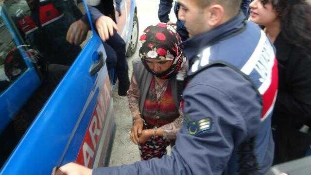 Kendini yaktığı edilen kadının eşi, kayınvalidesi ve kayınbiraderi tutuklandı