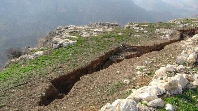Bin 400 metre yükseklikte ürküten görüntü! Kar kalınca, dev yarıklar depremin şiddetini ortaya koydu