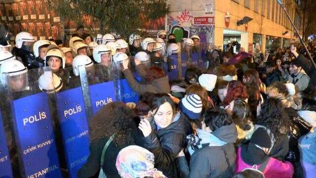 Taksim'e yürümek isteyen kadınlara polis biber gazı ile müdahale etti