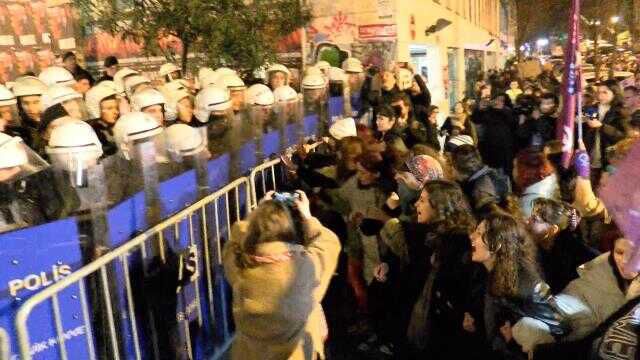 Taksim'e yürümek isteyen kadınlara polis biber gazı ile müdahale etti