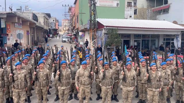 Hatay'da görevlendirilen 2 bin 700 asker, komando marşıyla kentten ayrıldı