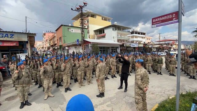 Hatay'da görevlendirilen 2 bin 700 asker, komando marşıyla kentten ayrıldı