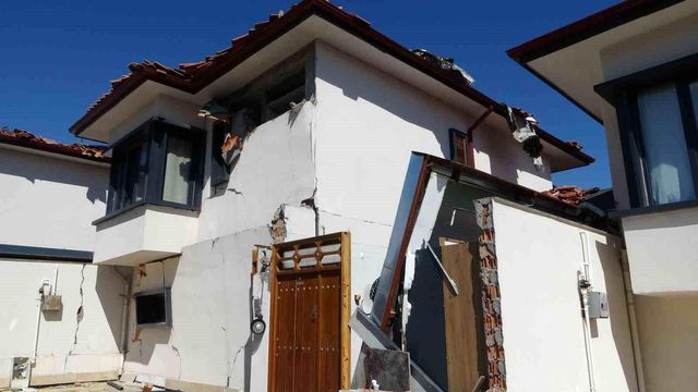 Milyonluk villalar depremde kağıt gibi dağıldı