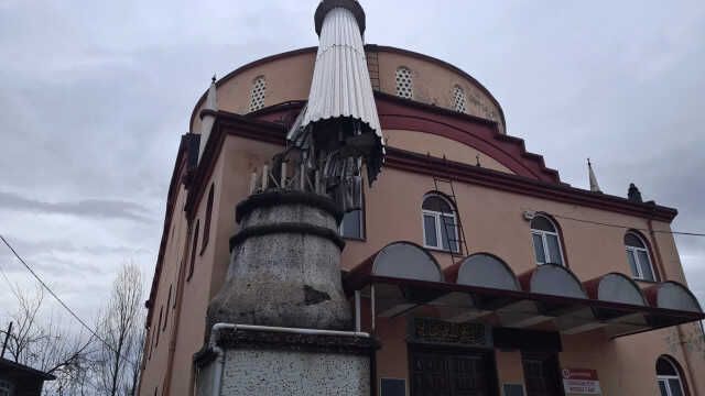 Fırtına caminin minaresini yıktı