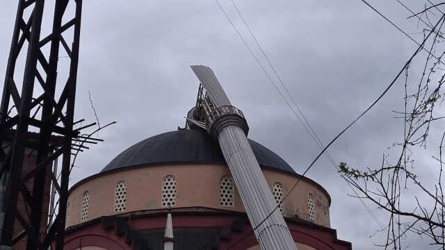 Fırtına caminin minaresini yıktı