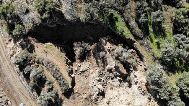 Hatay'da dev fay yarıkları ve çukurlar ağaçları yuttu