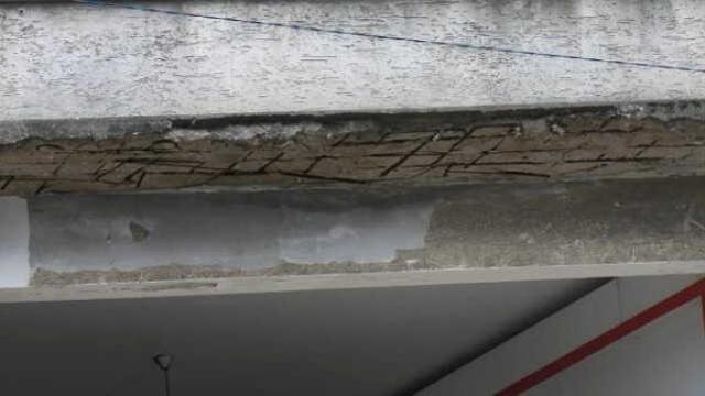 BAKIRKÖY'DEKİ PASAJIN KOLONLARINDAKİ HASAR ESNAFI TEDİRGİN ETTİ