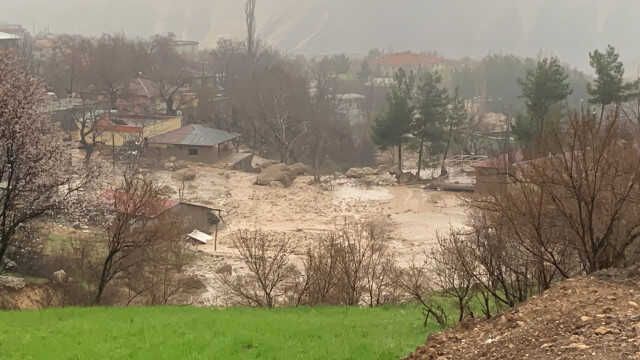 İçinde 3 çocuğun bulunduğu konteynerin sürüklenme anı kamerada