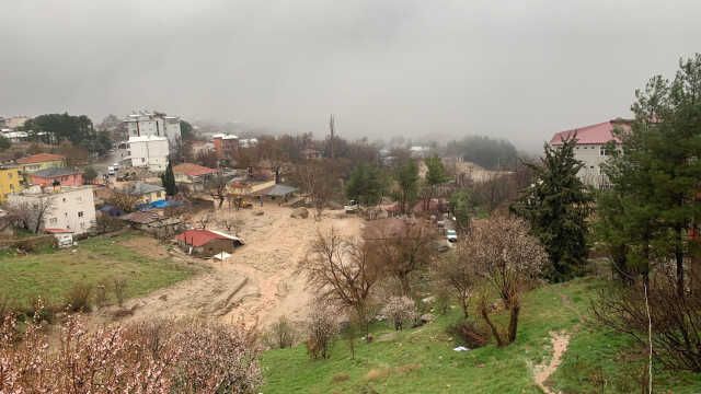 İçinde 3 çocuğun bulunduğu konteynerin sürüklenme anı kamerada