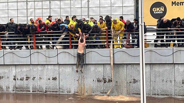 İnanılmaz kurtuluş! Alt geçitte mahsur kalan şahıs, selden böyle kurtuldu
