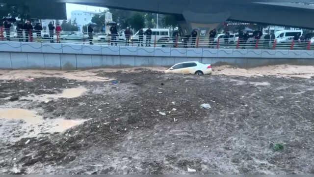 4 kişinin hayatını kaybettiği köprülü kavşakta sel anı kameraya yansıdı