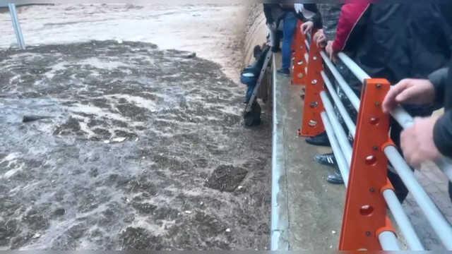 4 kişinin hayatını kaybettiği köprülü kavşakta sel anı kameraya yansıdı