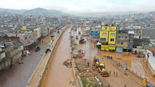 Şanlıurfa'da selden etkilenen Karakoyun Deresi civarı temizleniyor