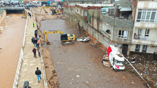 Şanlıurfa'da selden etkilenen Karakoyun Deresi civarı temizleniyor