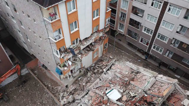 Bahçelievler'de bir binanın yıkım çalışmaları sırasında kepçe operatörü sağlam binanın duvarına hasar verdi