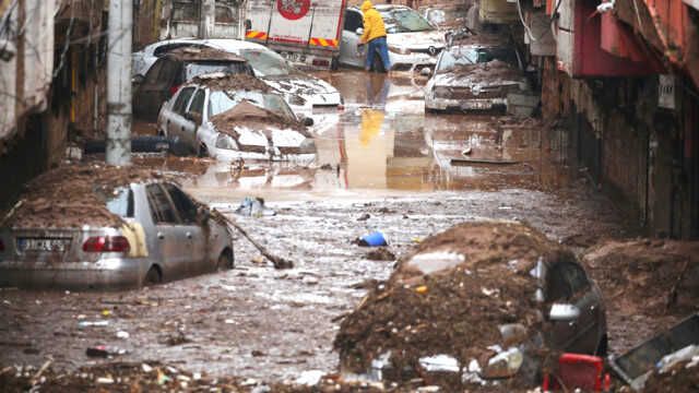 Sele teslim olan Şanlıurfa'da otoparklar araç mezarlığına döndü