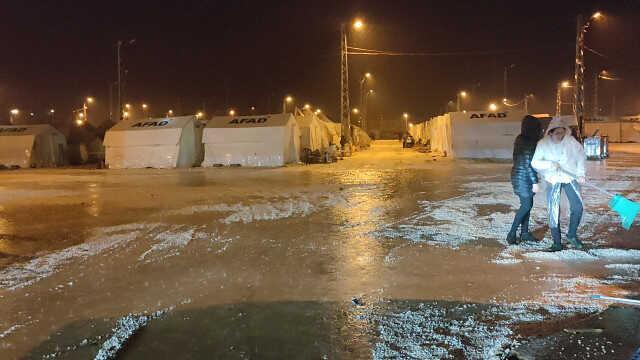 Kahramanmaraş ve Hatay'da sağanak yağış! Şimşekler geceyi aydınlattı, çadırda kalan depremzedeler zor anlar yaşadı