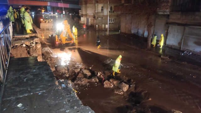 Selin vurduğu Şanlıurfa'da sağanak yağış etkili oluyor