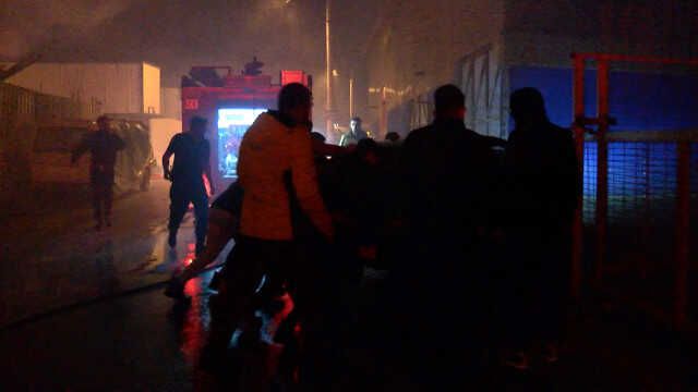 Hurda deposunda çıkan yangın iki araca sıçradı; mahalleli arızalanan otomobili iterek kurtardı