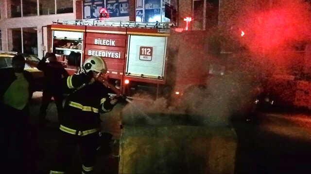 Vatandaşlar yanan çöp konteynerini dar sokaktan geçemeyen itfaiyeye götürdü