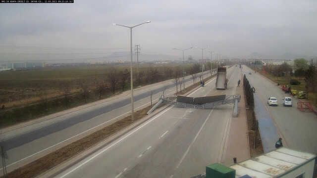 Kamyonunun açık unutulan damperinin çarptığı yön levhası devrildi
