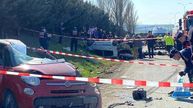 Son dakika: TEM Otoyolu'nda karşı şeride geçen hafriyat kamyonu çok sayıda araca çarptı: 6 ölü, 3 yaralı