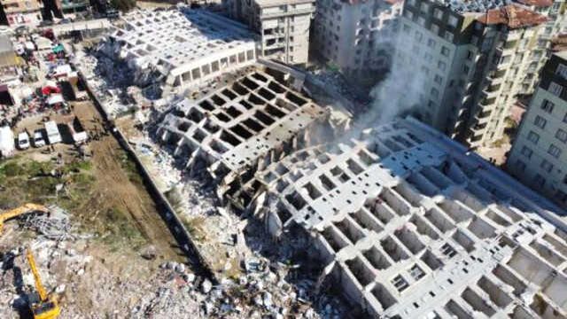 Rönesans Rezidans'ın enkazından çıkmayan anne-kızın yakınlarından yürek yakan sözler: Sanki yer yarıldı, içine girdiler