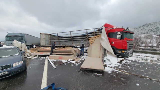 Anadolu Otoyolu'nun Bolu geçişinde zincirleme kaza! 54 araç birbirine girdi, yaralılar var