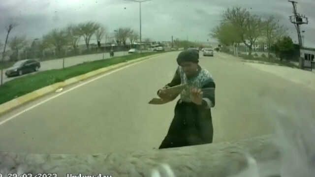 Halk otobüsünün çarptığı zihinsel engelli adam öldü! Kaza anı araç kamerasında