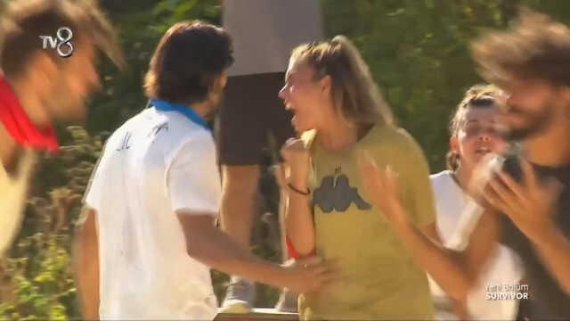 Survivor'da Ertuğ, Asena'ya vurdu! Şiddeti görünce çılgına dönen Demet Akalın, Acun Ilıcalı'ya seslendi: Diskalifiye edilsin