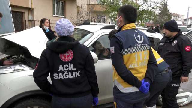 2 araca çarpıp kendini cipine kilitledi