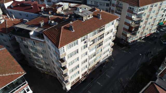 46 yıllık binanın kolonlarında patlama meydana geldi! Apartman caddeye doğru eğildi