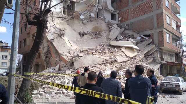 Yüreklerin ağza geldiği an! İşlek caddedeki 6 katlı bina böyle çöktü