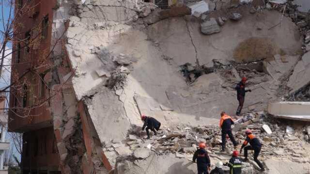 Yüreklerin ağza geldiği an! İşlek caddedeki 6 katlı bina böyle çöktü