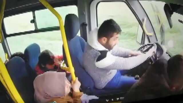Şoför uykuya dalınca halk otobüsü tarlaya uçtu! Yolcuların ölümden döndüğü anlar araç kamerasına yansıdı