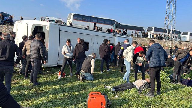 İşçi servisi şarampole uçtu: 3 ölü, 31 yaralı