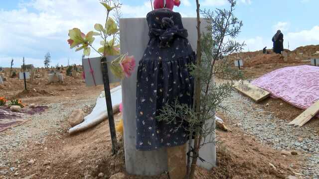 Depremde ölen çocukların bayram hediyeleri mezarlarına bırakıldı