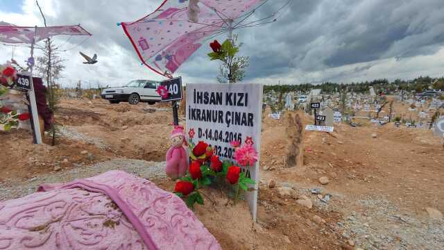 Depremde ölen çocukların bayram hediyeleri mezarlarına bırakıldı