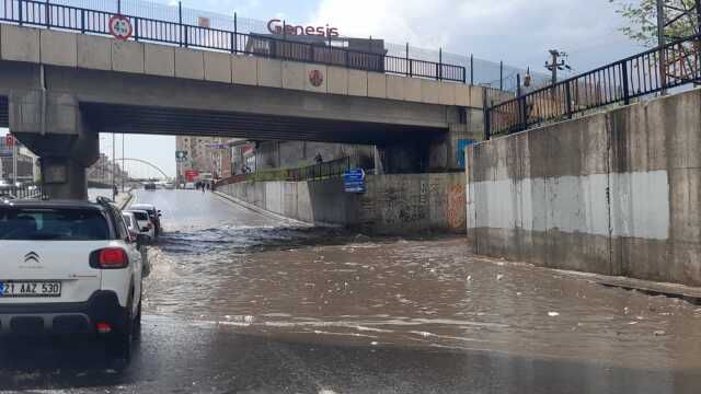 Şiddetli yağış ve fırtına hayatı durma noktasına getirdi! Yollar göle döndü, minareler yıkıldı