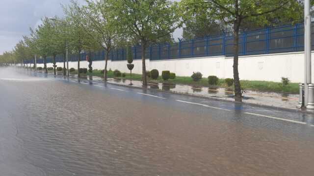 Şiddetli yağış ve fırtına hayatı durma noktasına getirdi! Yollar göle döndü, minareler yıkıldı