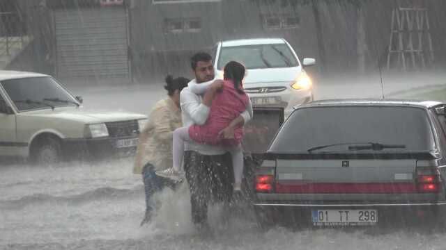 Adana'da kuvvetli yağış ve dolu sele neden oldu