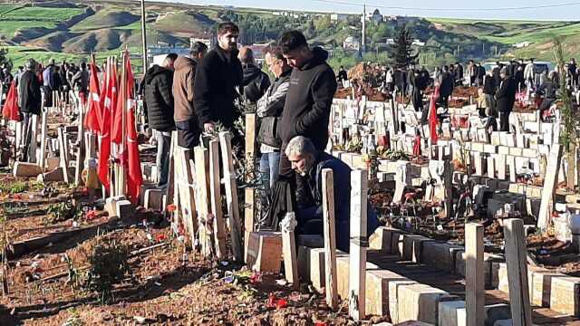 Bayram sabahı mezarlıklara akın edildi