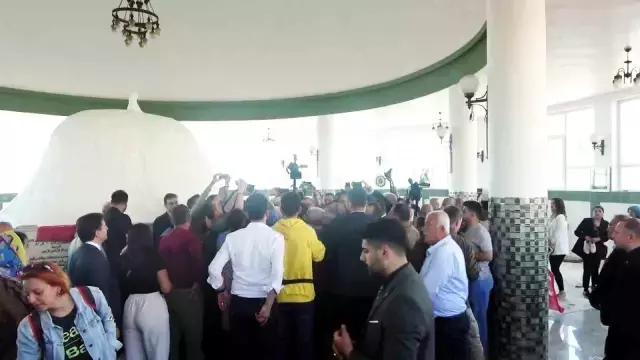 Akşener ve İmamoğlu'na türbede ayakkabı uyarısı