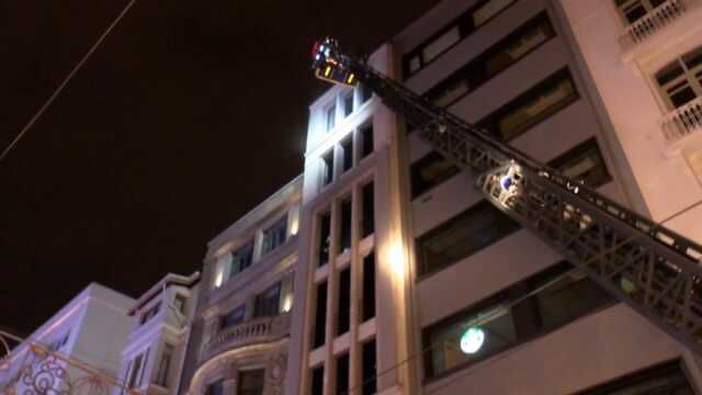 Taksim Meydanı'nda 6 katlı otelde yangın; tadilat yapan işçileri itfaiye kurtardı