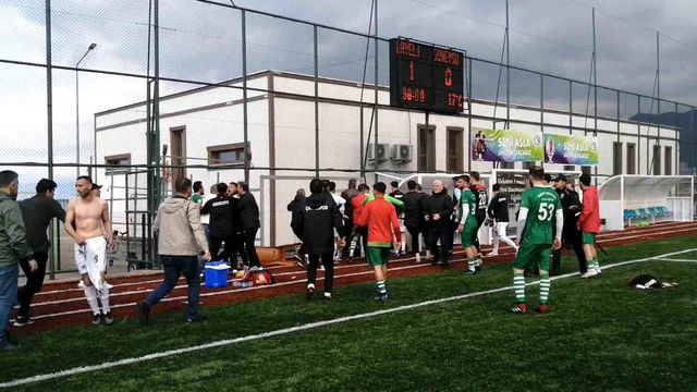 Yine amatör yine olay! Rize'deki maçta futbolculara yakışmayan görüntüler