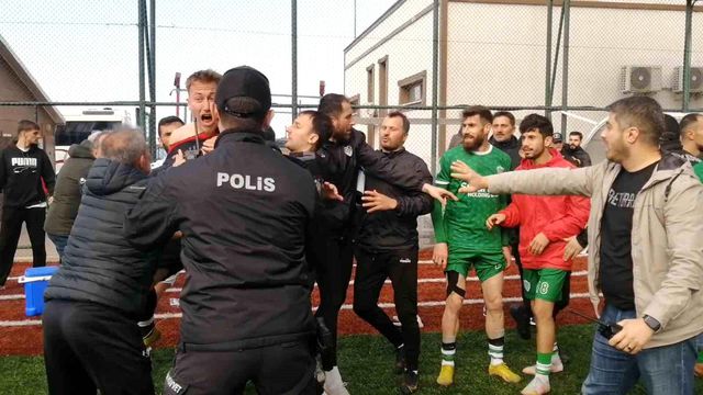 Yine amatör yine olay! Rize'deki maçta futbolculara yakışmayan görüntüler
