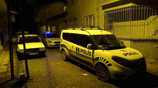 Kadınların saç baş yolduran kavgasında bıçaklanan polis memuru yaralandı